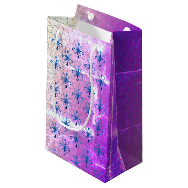 Schneeflocken Lila Kleine Geschenktüte (Vorderseite Schrägansicht)