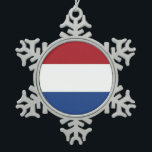 Schneeflocken mit niederländischer Flagge Zinn-Ornament<br><div class="desc">Feiern Sie die Urlaubssaison mit einer Touch holländischen Charmes, indem Sie Ihren Baum mit diesen exquisiten Schneeflocken mit der Fahne der Niederlande schmücken! Mit Präzision und Liebe zum Detail gestaltet, sind diese Ornamente mehr als nur festliche Dekorationen; sie sind eine Feier des niederländischen Erbes und des Nationalstolzes. Jede Schneeflocke zeigt...</div>