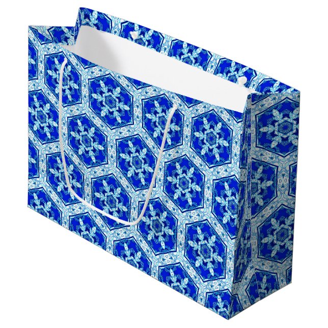 Schneeflocken Quit Pattern - Kobalt Blau und Weiß Große Geschenktüte (Vorderseite Schrägansicht)