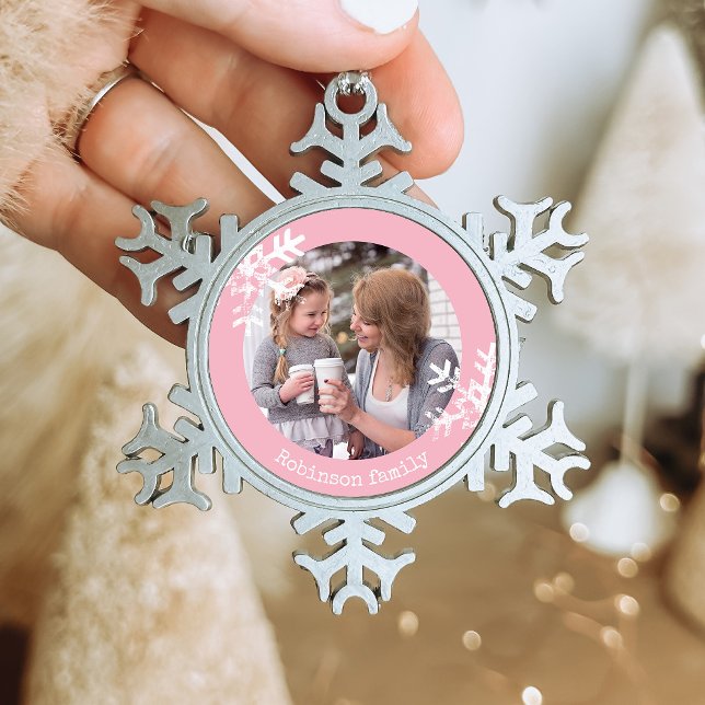 Schneeflocken Rosa Foto Mit Monogramm Zinn-Ornament (Rustic snowflake family holiday keepsake photo ornament perfect for gifts to bring joy to others.)