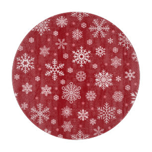 Schneeflocken, rote Dekoration, Weihnachtsmuster. Schneidebrett