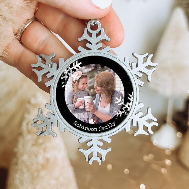 Schneeflocken Schwarzes Foto Monogramm Zinn-Ornament (Rustic snowflake family holiday keepsake photo ornament perfect for gifts to bring joy to others.)