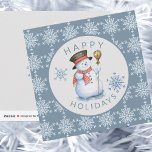 Schneeflocken Snowman Happy Holidays Blue Gray Feiertagskarte<br><div class="desc">Winterurlaub / Weihnachten staubblaue und hellgraue Urlaubskarte mit "Happy Holidays" modernem Typografie-Stil mit Aquarellhandgemälden,  lustigem Schneemann und stilisierten Schneeflocken-Mustern auf leuchtend korallenrotem blauen Hintergrund. Ihre handgeschriebene Kalligraphie wünscht sich und Unterschrift rückwärts.           Geeignet für saisonale Grußbriefe von Familien oder Unternehmen.</div>