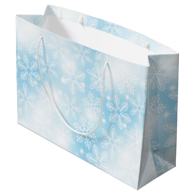 Schneeflocken und blaue Lichter Große Geschenktüte (Rückseite Schrägansicht)