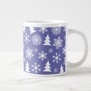 Schneeflocken und Pinienbäume Jumbo-Tasse
