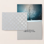 Schneeflocken und Wunder Winterurlaub Folienkarte<br><div class="desc">Geben Sie diese echte Folie mit dem magischen Bild eines Hase in einem Winterwunderland jedem, der das Mysterium und das Wunder eines Winterabends Lieben. Passen Sie es mit Ihren Worten an (oder verlass das Gefühl, wie es ist), um die Karte perfekt für verschiedene Feiertage oder Anlässe zu machen. Gute Ferien!...</div>