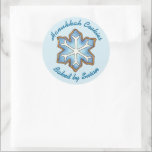 Schneeflocken Weihnachten Hanukkah gebacken durch  Runder Aufkleber<br><div class="desc">Enthält eine originale Cookie-Abbildung. Einfach mit dem Namen des Bäckers personalisieren. Ein lustiger Weg, um allen zu sagen, dass Ihre Kreationen mit Liebe gebacken werden! Diese Abbildung ist auch auf anderen Produkten verfügbar. Sehen Sie nicht, wonach Sie suchen? Brauchen Sie Hilfe bei der Anpassung? Kontaktieren Sie Rebecca, um etwas für...</div>