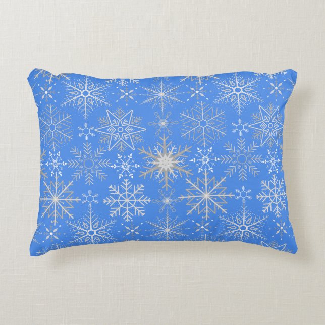 Schneeflockenmuster Weiß. Light Blue BG Dekokissen (Vorderseite)