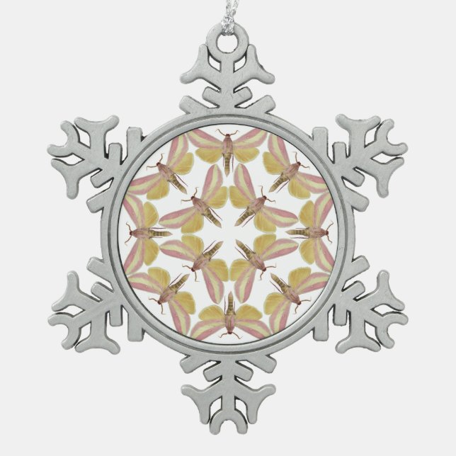 Schneeflockeverzierung mit rosa Falkemotten Schneeflocken Zinn-Ornament (Vorderseite)