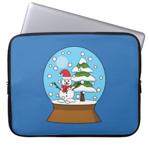 Schneeglobe mit Schneemann und Pine Tree Laptopschutzhülle