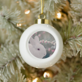 Schneehase mit Mattierten Bergen Keramik Kugel-Ornament