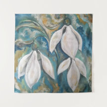 Schneekatzen im smaragdgrünen Garten