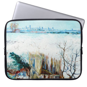 Schneelandschaft mit Arles im Hintergrund Laptopschutzhülle