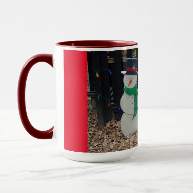 Schneemann auf dem Bauernhof zu Weihnachten Tasse (Links)