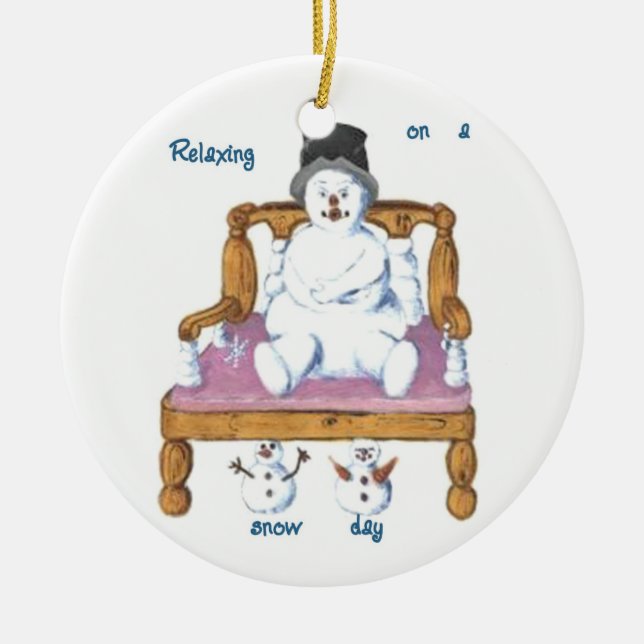 Schneemann auf einem Snowman-Themenstuhl. Verzieru Keramik Ornament (Vorne)