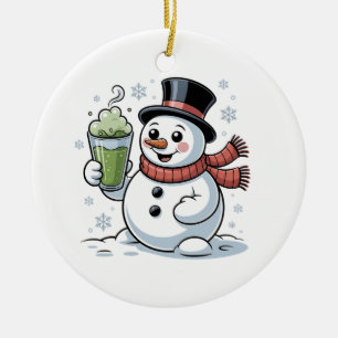 Schneemann hält Matcha-Getränk Weihnachten  Keramik Ornament