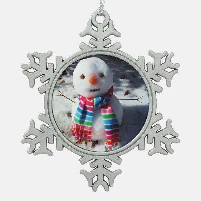 Schneemann mit Rainbow Scarf Schneeflocken Zinn-Ornament (Vorderseite)
