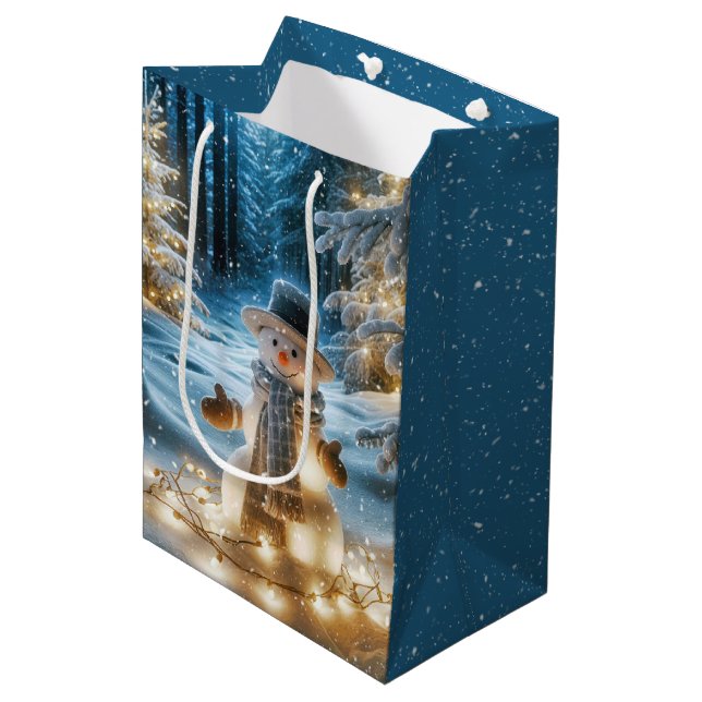 Schneemann mit Weihnachtslicht Mittlere Geschenktüte (Vorderseite Schrägansicht)