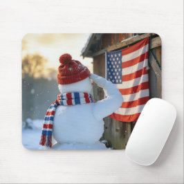 Schneemann salutiert vor einer amerikanischen Flag Mousepad