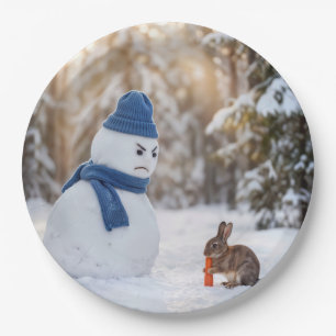 Schneemann schaut böse auf ein Kaninchen Pappteller
