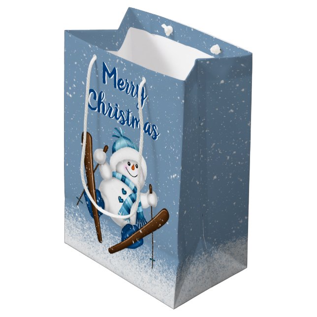 Schneemann Skifahren in Schneeflocken Mittlere Geschenktüte (Vorderseite Schrägansicht)