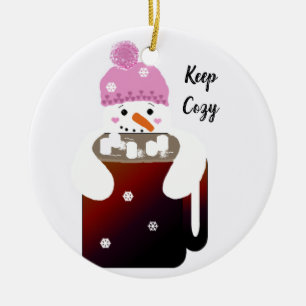 Schneemann umarmt eine Tasse heiße Schokolade Keramik Ornament