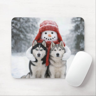 Schneemann umarmt sibirische Huskys Mousepad