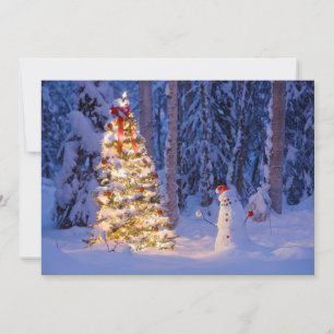 Schneemann und Weihnachtsbaum an einer Winternacht Feiertagskarte