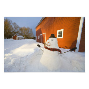 Schneemann vor roter Scheune in Kolumbien-Fälle Fotodruck