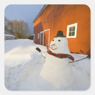 Schneemann vor roter Scheune in Kolumbien-Fälle Quadratischer Aufkleber