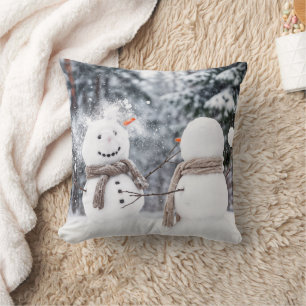 Schneemänner beim Schneeballkampf Kissen