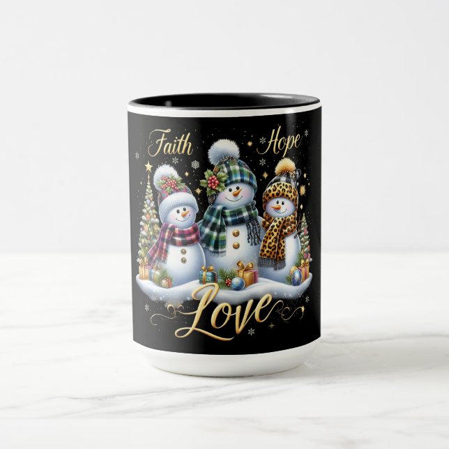 Schneemänner mit Geschenken und Bäumen Tasse (Zentrum)
