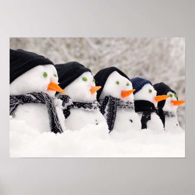 Schneemänner Nah in einer Reihe Poster (Vorne)
