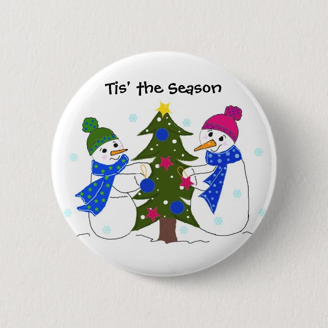 Schneemänner schmücken einen Weihnachtsbaum Button (Vorderseite)