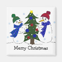Schneemänner schmücken einen Weihnachtsbaum