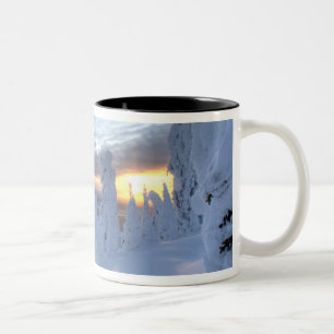 Schneemassen bei Sonnenuntergang im Pfahlfisch-Geb Zweifarbige Tasse