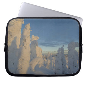 Schneemassen bei Sonnenuntergang im Whitefish Moun Laptopschutzhülle