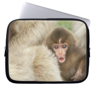 Schneenaffe Baby, Jigokudani, Nagano, Japan Laptopschutzhülle