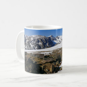 Schneeschmelzen auf den Felsen Kaffeetasse