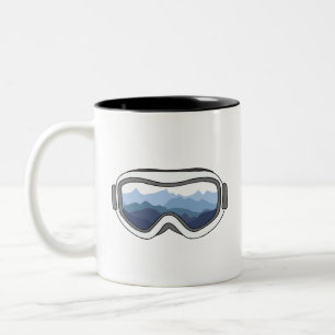 Schneeschuhe mit Blick auf die Bergkette Zweifarbige Tasse