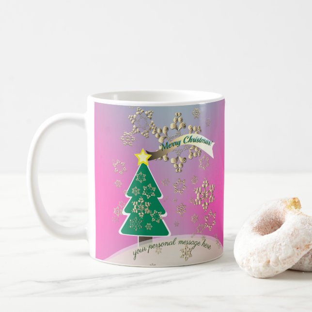 Schneesichere Lila Weihnachtsbaumszene Kaffeetasse (Mit Donut)