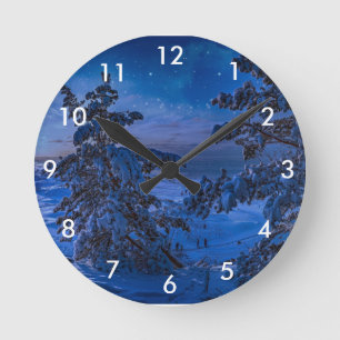 Schneesichere Ostseeküste mit Tannenbaum in der Na Runde Wanduhr