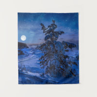 Schneesichere Ostseeküste mit Tannenbaum in der Na