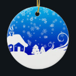 Schneetag Keramikornament<br><div class="desc">Blau-weiße winterliche Gestaltung mit Schneeflocken am Himmel, schneebedecktes Haus und Pinien und Schneefall rechts.</div>