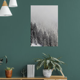 Schneewald in Nebel gewickelt Poster