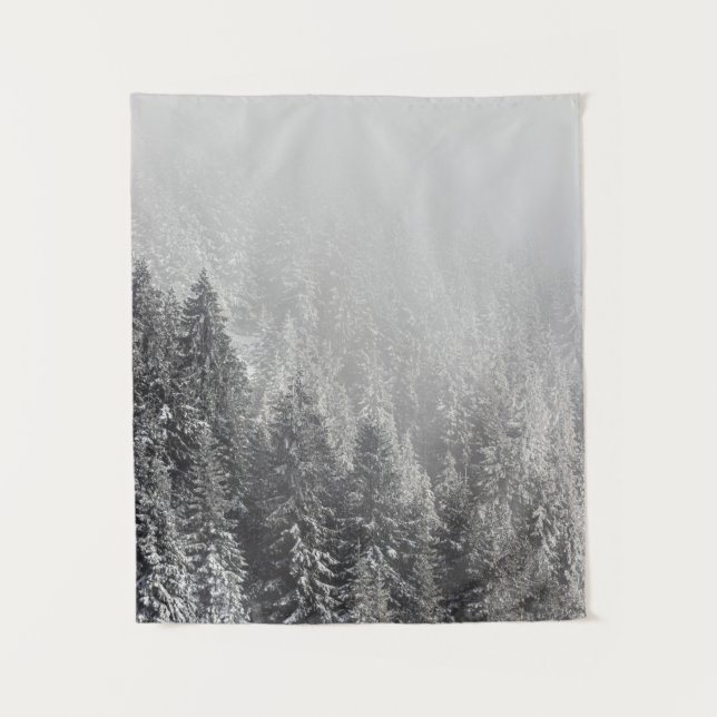 Schneewald in Nebel gewickelt Wandteppich (Vorderseite)