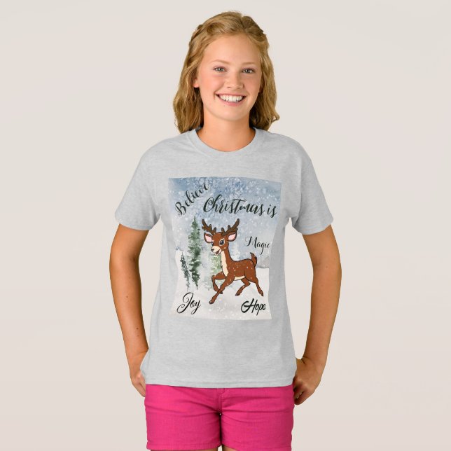 Schneewald mit einem Hirsch Weihnachten T-Shirt (Vorne ganz)