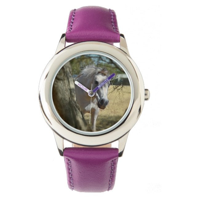 "Schneeweiß: Das majestätische Steed" Armbanduhr (Vorderseite)