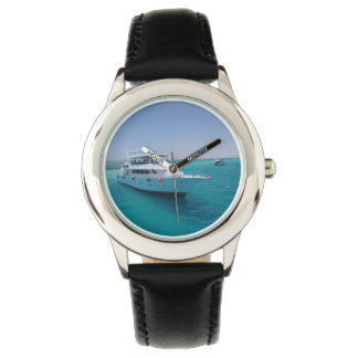 Schneeweiße Yacht in der Nähe der weißen Insel im  Armbanduhr
