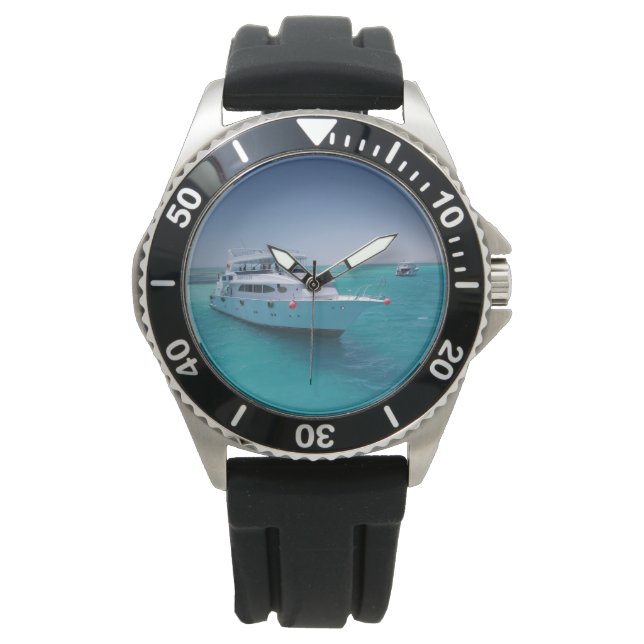 Schneeweiße Yacht in der Nähe der weißen Insel im  Armbanduhr (Vorderseite)
